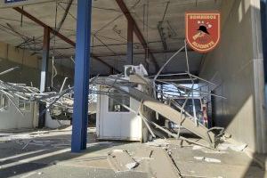 Los Bomberos del SPEIS intervienen para inspeccionar y balizar la terminal aduanera del ferry en el puerto por la caída de su falso techo en Alicante - (foto 3) Los Bomberos del SPEIS intervienen para inspeccionar y balizar la terminal aduanera del ferry en el puerto por la caída de su falso techo en Alicante - (foto 3)