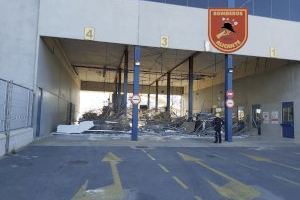 Los Bomberos del SPEIS intervienen para inspeccionar y balizar la terminal aduanera del ferry en el puerto por la caída de su falso techo en Alicante - (foto 4) Los Bomberos del SPEIS intervienen para inspeccionar y balizar la terminal aduanera del ferry en el puerto por la caída de su falso techo en Alicante - (foto 4)