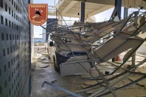 Los Bomberos del SPEIS intervienen para inspeccionar y balizar la terminal aduanera del ferry en el puerto por la caída de su falso techo en Alicante Los Bomberos del SPEIS intervienen para inspeccionar y balizar la terminal aduanera del ferry en el puerto por la caída de su falso techo en Alicante