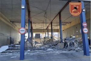 Los Bomberos del SPEIS intervienen para inspeccionar y balizar la terminal aduanera del ferry en el puerto por la caída de su falso techo en Alicante - (foto 5) Los Bomberos del SPEIS intervienen para inspeccionar y balizar la terminal aduanera del ferry en el puerto por la caída de su falso techo en Alicante - (foto 5)