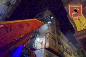 Los Bomberos del SPEIS intervienen para inspeccionar y balizar la terminal aduanera del ferry en el puerto por la caída de su falso techo en Alicante - (foto 7) Los Bomberos del SPEIS intervienen para inspeccionar y balizar la terminal aduanera del ferry en el puerto por la caída de su falso techo en Alicante - (foto 7)