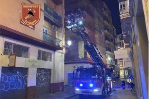 Los Bomberos del SPEIS intervienen para inspeccionar y balizar la terminal aduanera del ferry en el puerto por la caída de su falso techo en Alicante - (foto 10) Los Bomberos del SPEIS intervienen para inspeccionar y balizar la terminal aduanera del ferry en el puerto por la caída de su falso techo en Alicante - (foto 10)