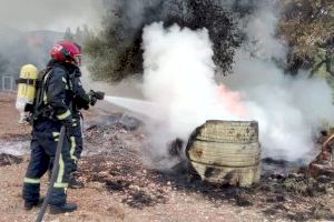 Extinguido un incendio en el antiguo paint ball de Peñíscola