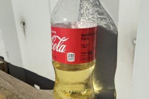 ¿Qué pasa cuando dejas una Coca-Cola durante un mes al sol?