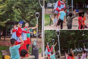 Dos superhéroes, Súper Gel y el Capitán Mascarilla, recorren las calles de Burriana para combatir con ayuda al Covid 19