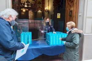 Caixa Rural de Burriana reparteix un detall nadalenc entre els seus socis pensionistes
