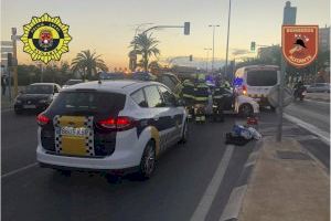 Los bomberos del SPEIS rescatan a una mujer grave del interior de un vehículo en un accidente de tráfico en la avenida de Elche