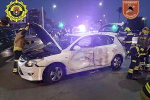 Los bomberos del SPEIS rescatan a una mujer grave del interior de un vehículo en un accidente de tráfico en la avenida de Elche - (foto 2)