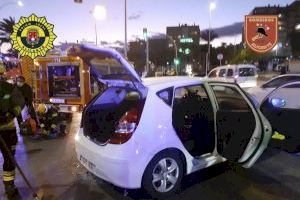 Los bomberos del SPEIS rescatan a una mujer grave del interior de un vehículo en un accidente de tráfico en la avenida de Elche - (foto 3)