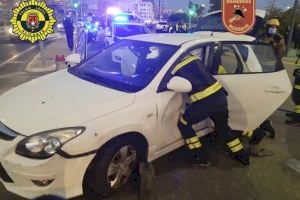 Los bomberos del SPEIS rescatan a una mujer grave del interior de un vehículo en un accidente de tráfico en la avenida de Elche - (foto 4)