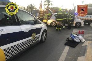 Los bomberos del SPEIS rescatan a una mujer grave del interior de un vehículo en un accidente de tráfico en la avenida de Elche - (foto 5)