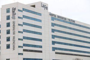 Un trabajador queda aprisionado por la puerta de un camión en Xirivella