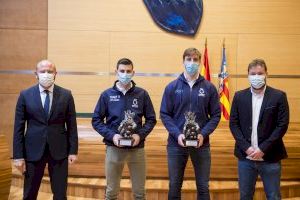 Los campeones individuales de raspall y escala i corda ofrecen sus trofeos a la Diputació