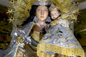 La imagen de la Virgen de los Desamparados, con crespón negro en señal de duelo por la Ley de la eutanasia