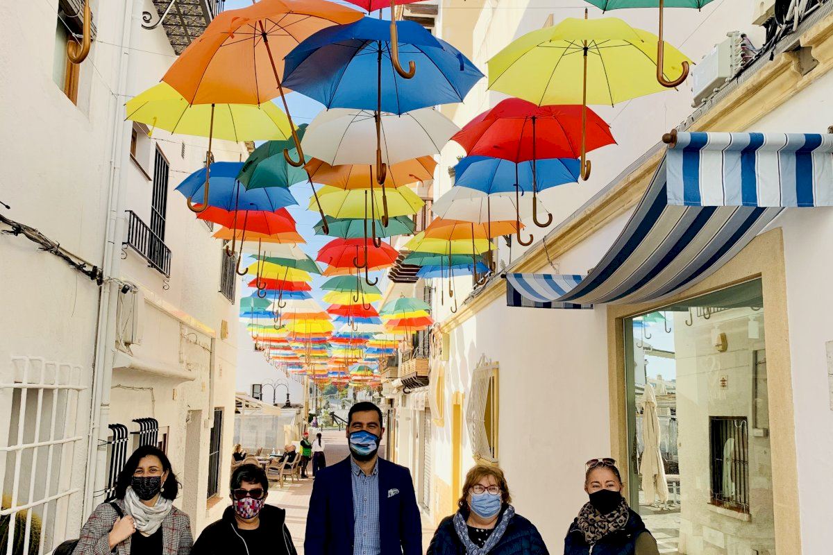 Teulada Moraira “Imagina un cel de colors” omplint de paraigües una dels seus carrers