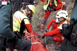 El complicat rescat a un ciclista després de caure per un terraplè de tres metres a la Serra d'Espadà - (foto 3) El complicat rescat a un ciclista després de caure per un terraplè de tres metres a la Serra d'Espadà - (foto 3)