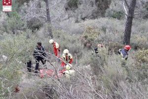 El complicat rescat a un ciclista després de caure per un terraplè de tres metres a la Serra d'Espadà - (foto 2) El complicat rescat a un ciclista després de caure per un terraplè de tres metres a la Serra d'Espadà - (foto 2)