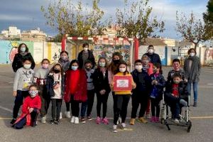 La alumna ganadora del Concurso Escolar de Tarjetas navideñas de Benifaió recibe su premio