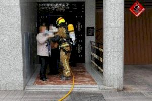 Rescatados dos ancianos y un bebé en el incendio de una vivienda en Elche