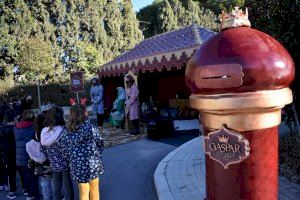 Los Pajes de los Reyes Magos llevan la ilusión a todos los colegios de Petrer