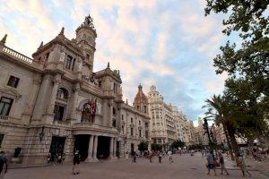 PP: "La reurbanización “chapucera” de la plaza del Ayuntamiento sigue incompleta a falta de instalar 12 banderolas con un precio de más de 9.000€ por unidad"