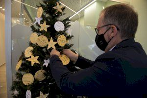 El presidente de la Diputación, José Martí, deja su mensaje solicitando responsabilidad y prudencia en el árbol de los deseos de la AECC Castellón - (foto 2)