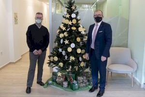 El presidente de la Diputación, José Martí, deja su mensaje solicitando responsabilidad y prudencia en el árbol de los deseos de la AECC Castellón - (foto 3)