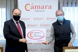 El presidente de Cámara Valencia José Vicente Morata ha entregado el sello “Comerç de confiança” al Gerente del Centro Comercial Gran Turia Juan Carlos Gracia