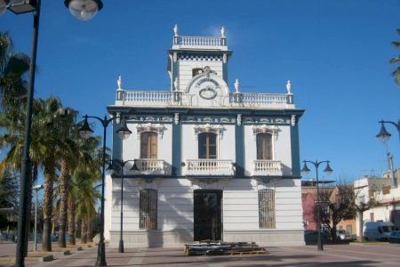 El Ayuntamiento de les Alqueries sustituye el tradicional aguinaldo por vales de compra entre sus trabajadores para ayudar al comercio local