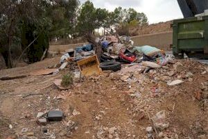 El Ayuntamiento de Elda retira más de 120 toneladas de escombros y basura de diferentes parajes del término municipal