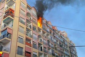 Rescatan a un hombre que pedía auxilio mientras se incendiaba su séptimo piso en Torrevieja