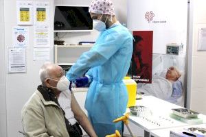 César, de 90 años, primer vacunado en el Departamento de Salud del Vinalopó César, de 90 años, primer vacunado en el Departamento de Salud del Vinalopó