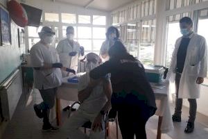 Residents i treballadors de la residència NovaLlar de Torreblanca reben la primera dosi de la vacuna contra el covid