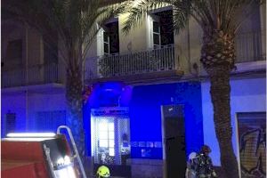 Un incendio arrasa una vivienda en Alicante justo cuando llegaban sus inquilinos - (foto 2)