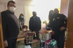 La Asociación Socio Cultural de la Policía Local entrega lotes de productos de higiene a Cáritas Benidorm