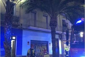 Un incendio arrasa una vivienda en Alicante justo cuando llegaban sus inquilinos - (foto 5)