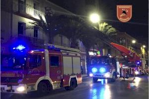 Un incendio arrasa una vivienda en Alicante justo cuando llegaban sus inquilinos