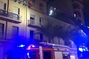 Un incendio arrasa una vivienda en Alicante justo cuando llegaban sus inquilinos - (foto 7)