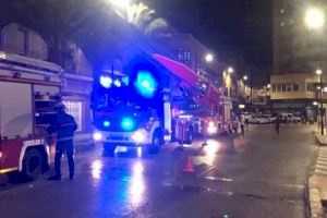Un incendio arrasa una vivienda en Alicante justo cuando llegaban sus inquilinos - (foto 8)