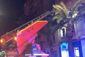Un incendio arrasa una vivienda en Alicante justo cuando llegaban sus inquilinos - (foto 9)