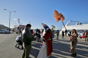Los Reyes Magos de Oriente llegan a Torrevieja para comenzar a recibir visitas en su Campamento Real instalado en el puerto pesquero - (foto 2)
