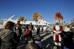 Los Reyes Magos de Oriente llegan a Torrevieja para comenzar a recibir visitas en su Campamento Real instalado en el puerto pesquero