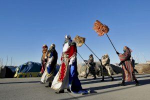 Los Reyes Magos de Oriente llegan a Torrevieja para comenzar a recibir visitas en su Campamento Real instalado en el puerto pesquero - (foto 3)