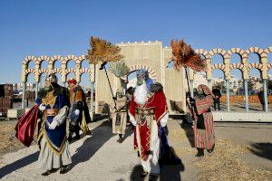 Los Reyes Magos de Oriente llegan a Torrevieja para comenzar a recibir visitas en su Campamento Real instalado en el puerto pesquero - (foto 4)