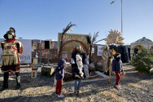 Los Reyes Magos de Oriente llegan a Torrevieja para comenzar a recibir visitas en su Campamento Real instalado en el puerto pesquero - (foto 5)