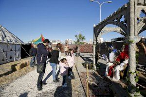 Los Reyes Magos de Oriente llegan a Torrevieja para comenzar a recibir visitas en su Campamento Real instalado en el puerto pesquero - (foto 6)