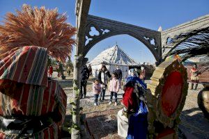 Los Reyes Magos de Oriente llegan a Torrevieja para comenzar a recibir visitas en su Campamento Real instalado en el puerto pesquero - (foto 7)