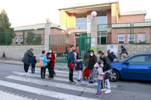 En total, 50 alumnos de infantil y primaria de Puçol están disfrutando de las «Navidades en la Luna»