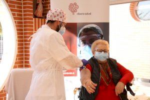 Isabel, de 85 años, primera vacunada en el Departamento de Salud de Torrevieja