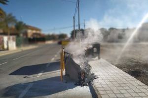 La Policía Local de Redován advierte del peligro de incendio que supone el vertido de restos de hogueras al contenedor